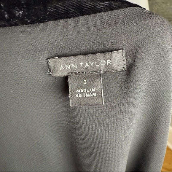 Ann Taylor Black Velvet Wrap Dress Size 2 Midi Whimsigoth Holiday Witchy Gothic - Picture 6 of 7